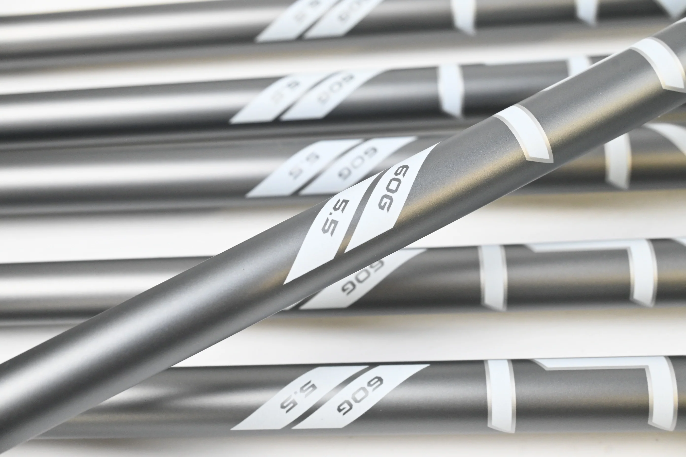 Callaway Quantum Max Irons / 5-PW / Regular Flex Denali Frost Silver 60 Shafts - Image 5