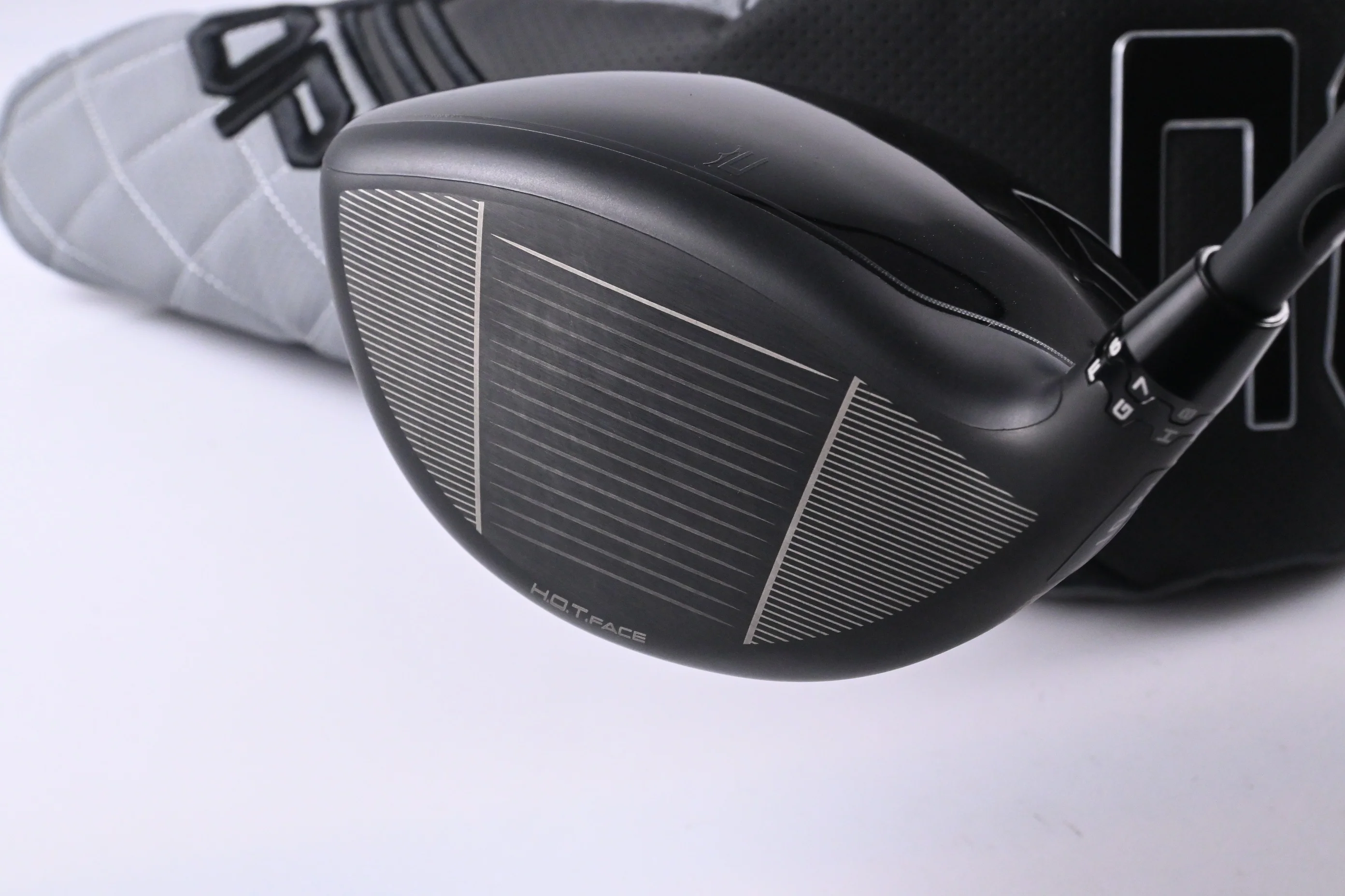 Cobra OPTM MAX-D Driver / 10.5 Degree / Regular Flex Kai`li Dark Waves Red 50 - Image 4
