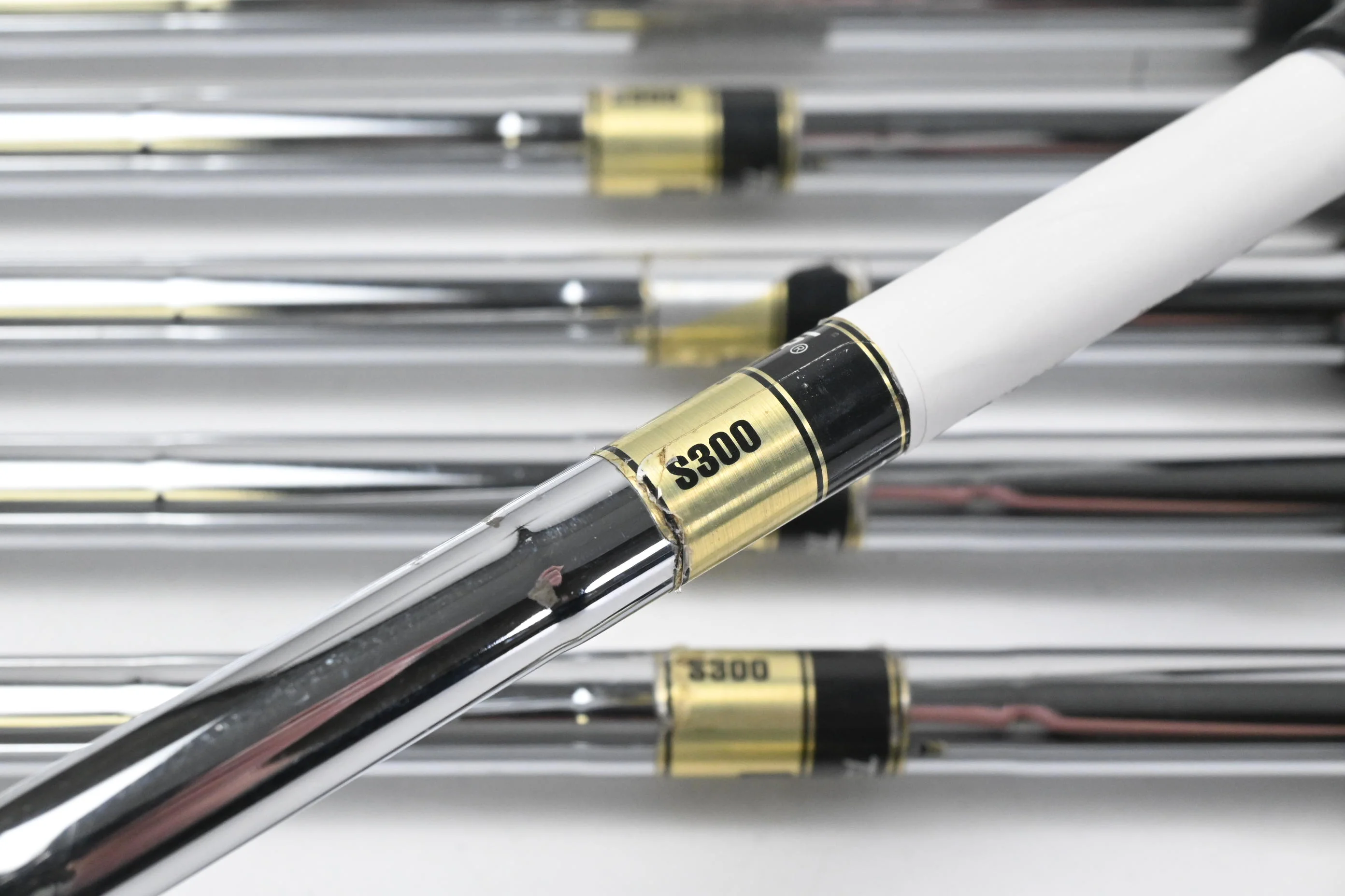 Mizuno MP-4 Irons / 4-PW / Stiff Flex Dynamic Gold S300 Steel Shafts - Image 5