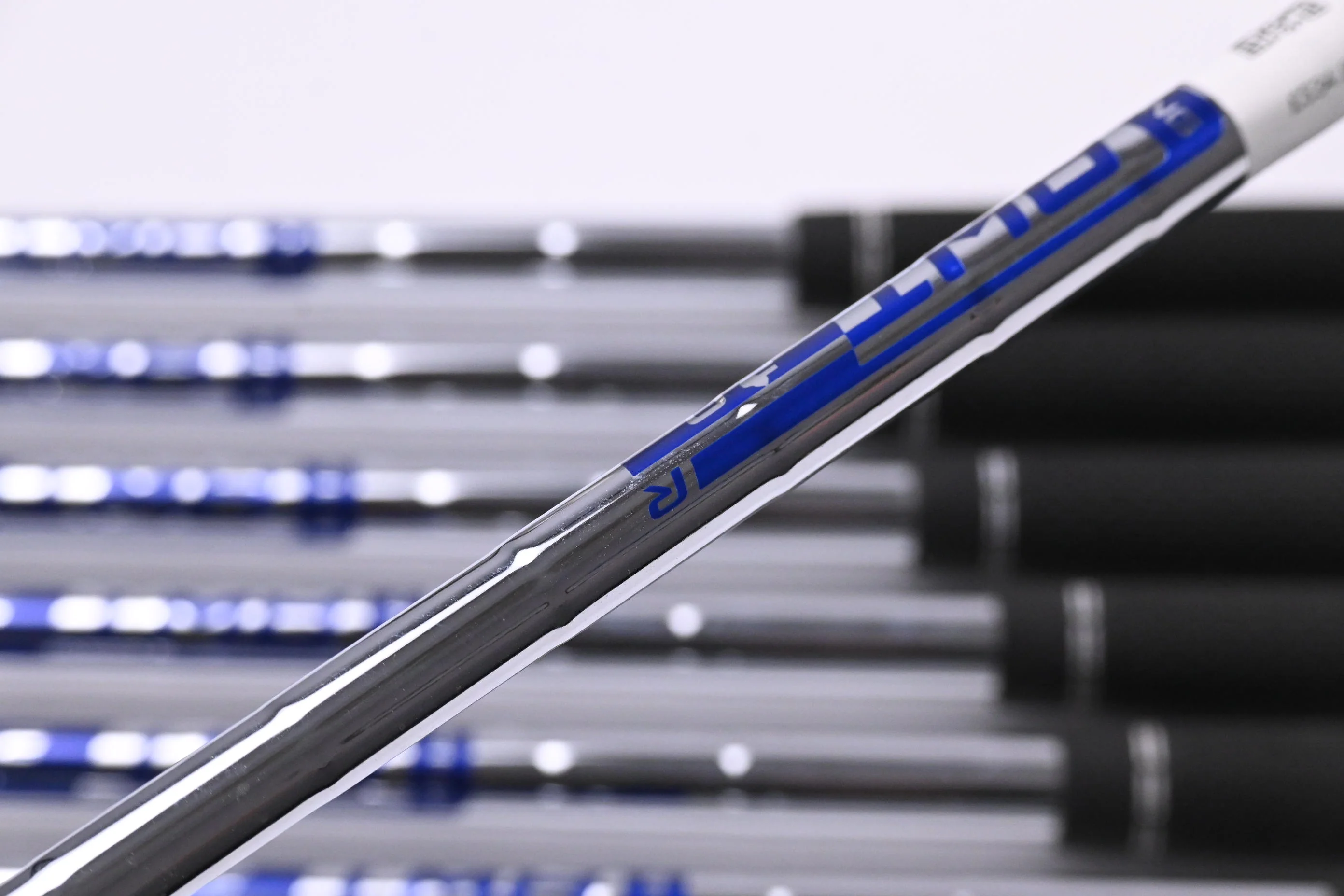 Ping G425 Irons / 5-PW+SW / White Dot / Regular Flex Ping AWT 2.0 Shafts - Image 5