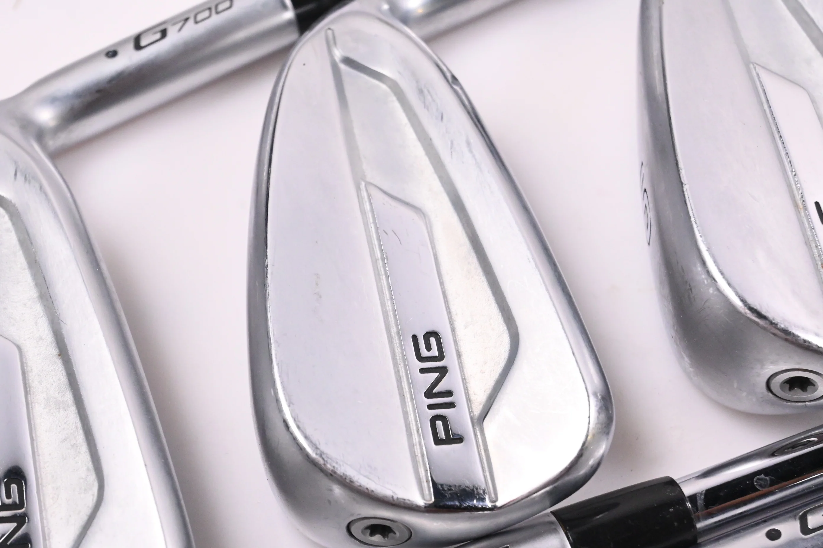 Ping G700 Irons / 4-PW+UW / Black Dot / Regular Flex Ping AWT 2.0 Shafts