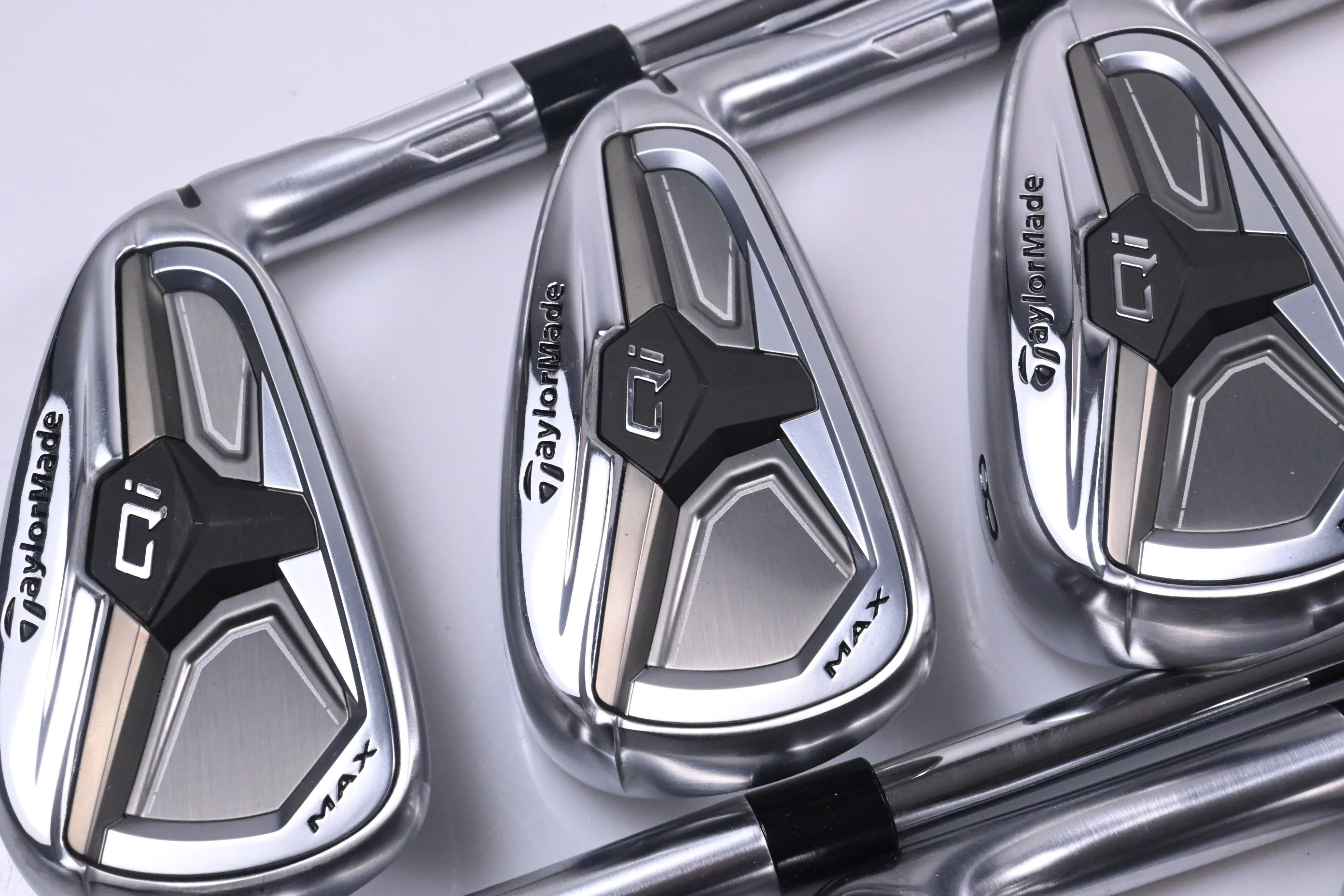 Taylormade Qi Max Irons / 6-PW+AW / Regular Flex KBS MAX Lite Shafts