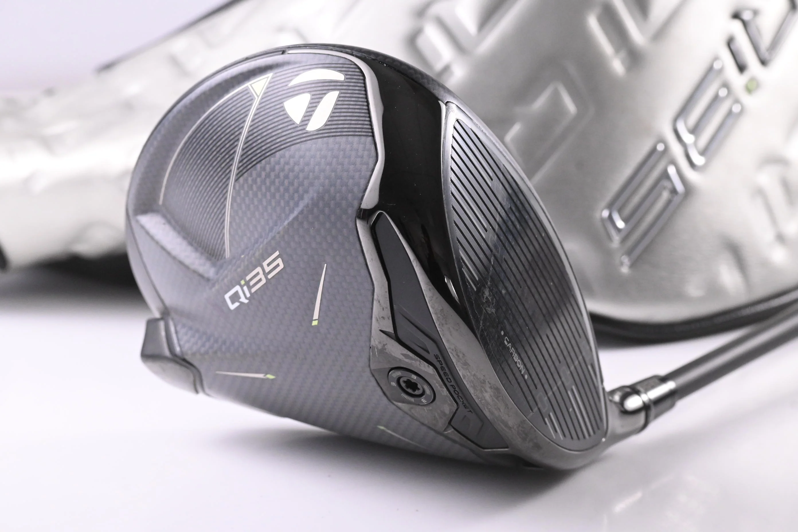 Taylormade Qi35 Driver / 10.5 Degree / X-Flex Kai`li Dark Waves White 60 Shaft