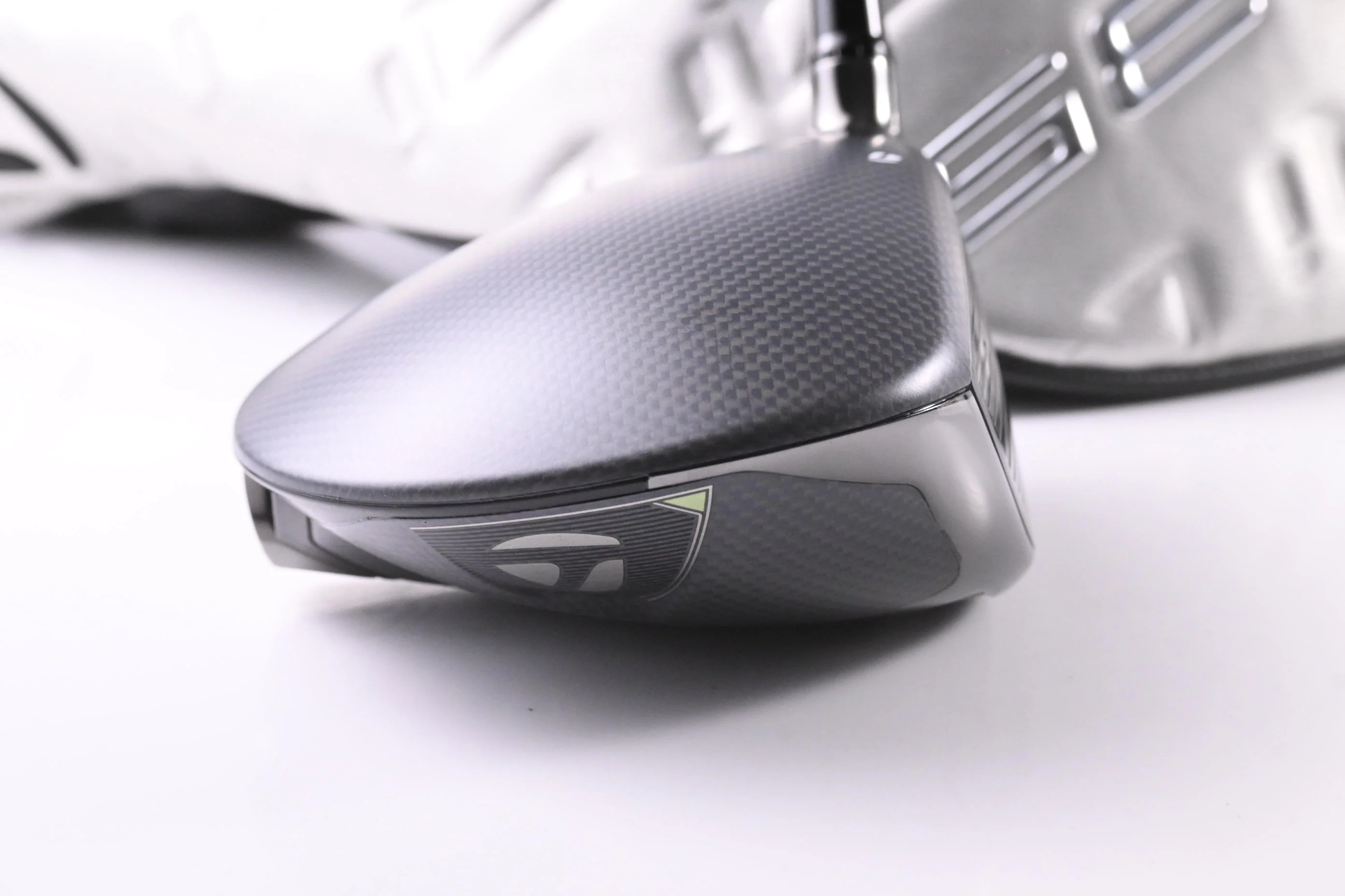 Taylormade Qi35 LS Driver / 10.5 Degree / Stiff Flex Kai'li Dark Waves White 60 - Image 3