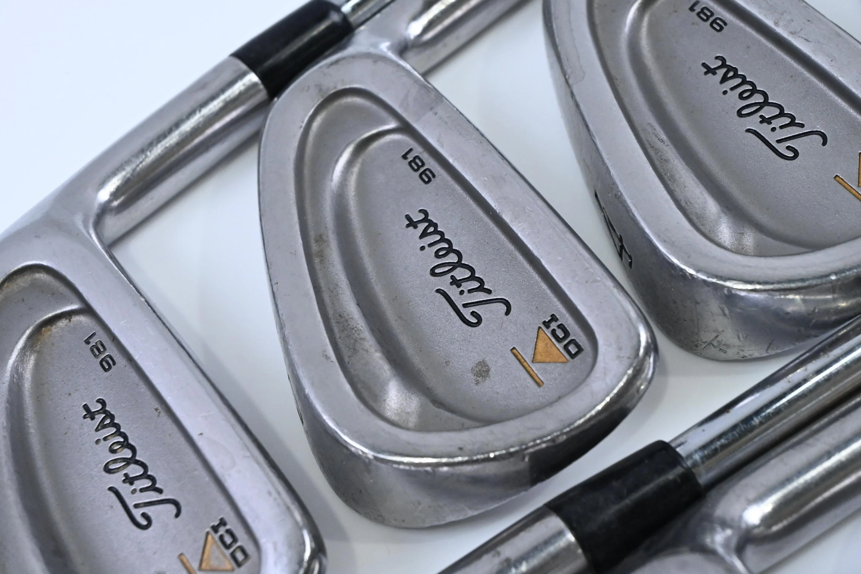 Titleist DCI 981 Irons / 2-9 / Regular Flex Dynamic Gold Shafts