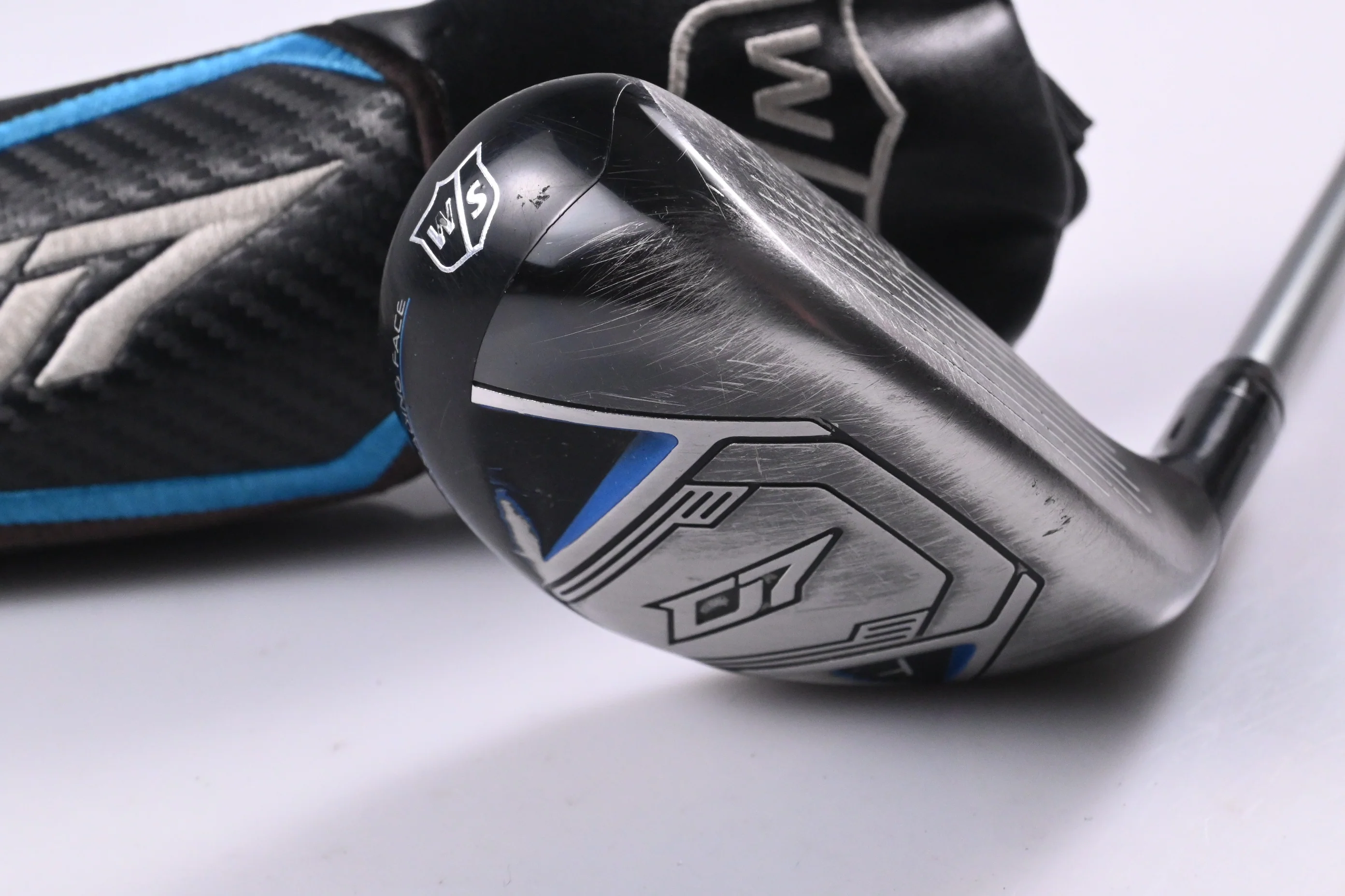 Wilson Staff D7 #4 Hybrid / 22 Degree / Regular Flex UST Recoil 460 Shaft